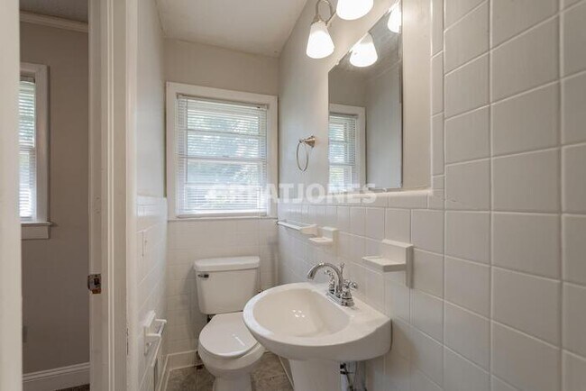 Building Photo - 2136 Robin Rd