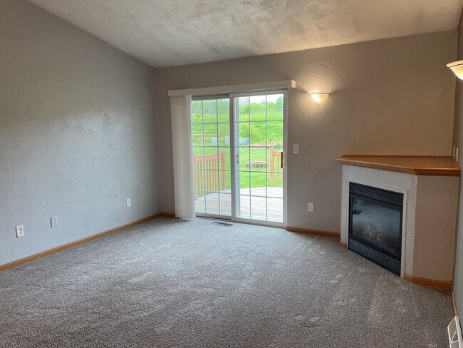 Building Photo - 3 Bedroom, 3 Bath Duplex in Greenville