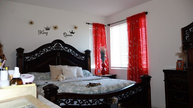 Building Photo - 4 bedrooms 3.5 baths townhome in South San Diego