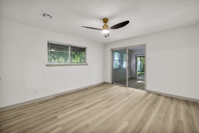 Building Photo - 114 E Ross Ave