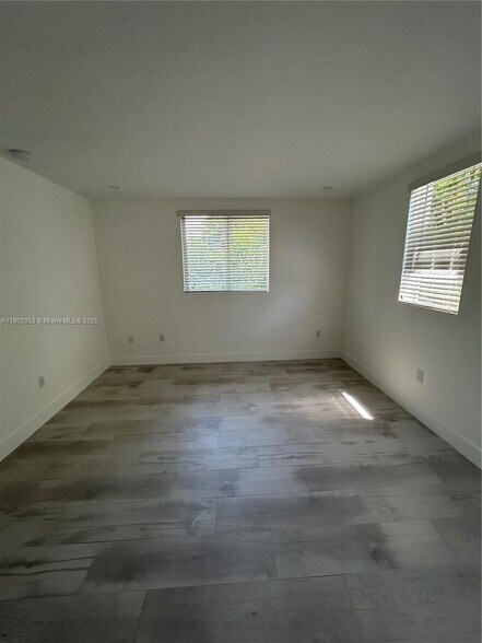 Building Photo - 3823 Thomas Ave