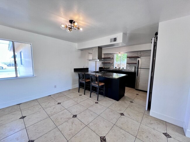 Building Photo - $2,395 Gettysburg & Minnewawa, 3 Bedroom 2...