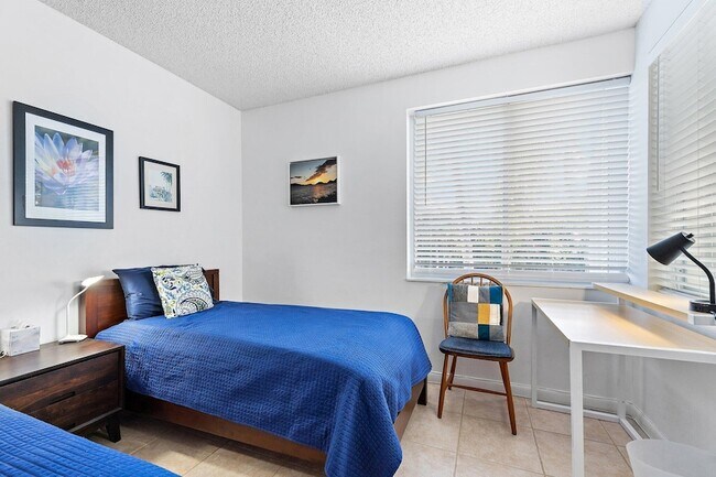 Building Photo - 353 S US Hwy 1