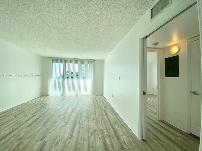 Building Photo - 1155 Brickell Bay Dr