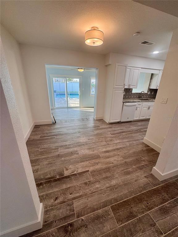 Building Photo - 2215 W Vina Del Mar Blvd