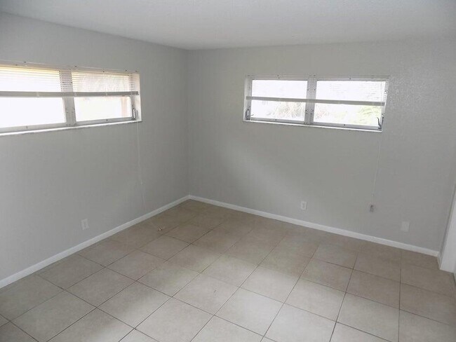 Building Photo - 240 Croton Ave