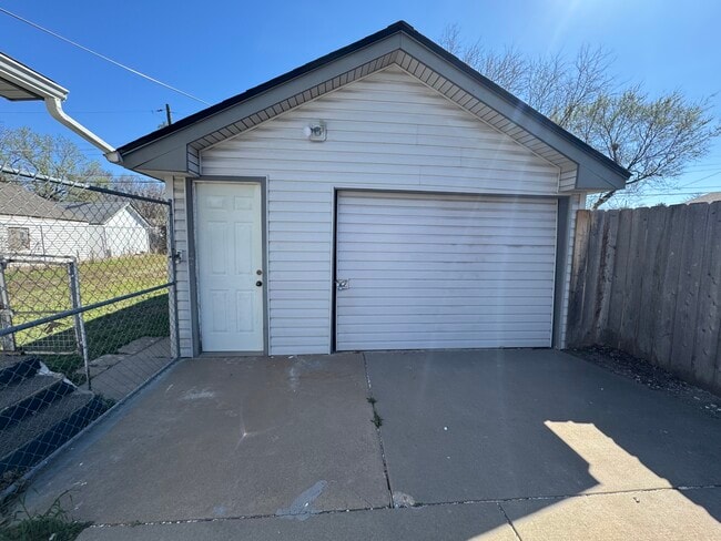 Building Photo - Grove