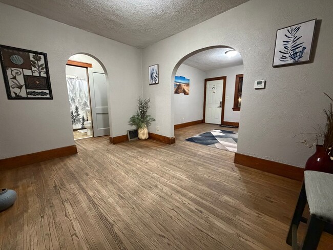 Building Photo - 2 bed, 1 bath home for rent in Waterloo