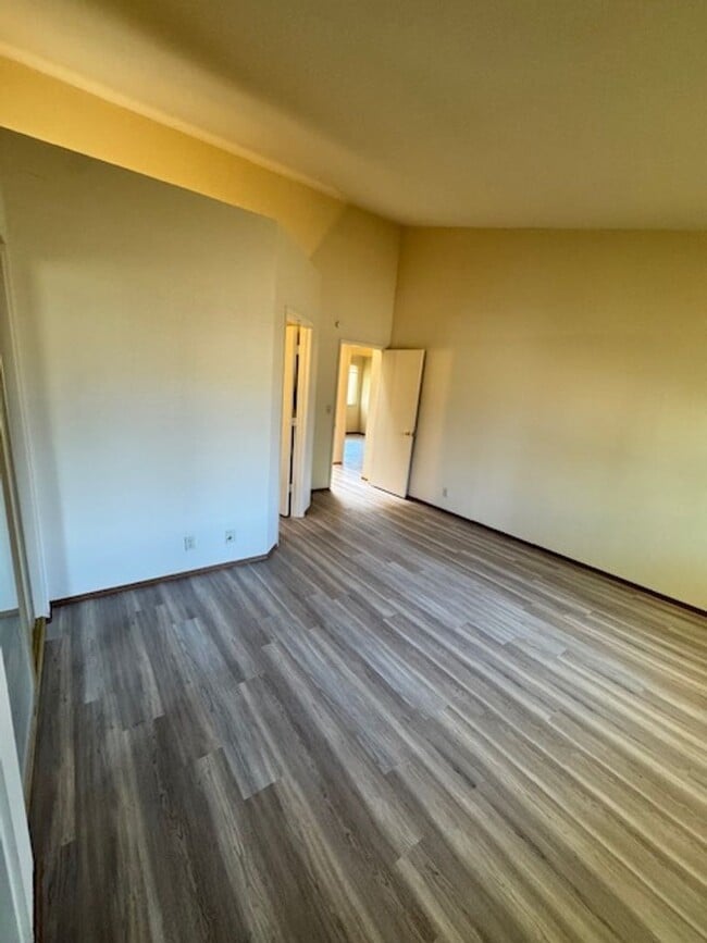 Building Photo - North Hilltop Home