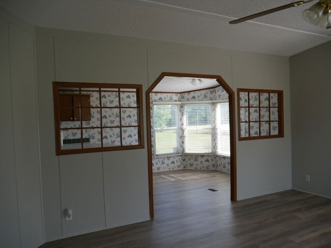 Building Photo - Adorable mobile home in Quitman
