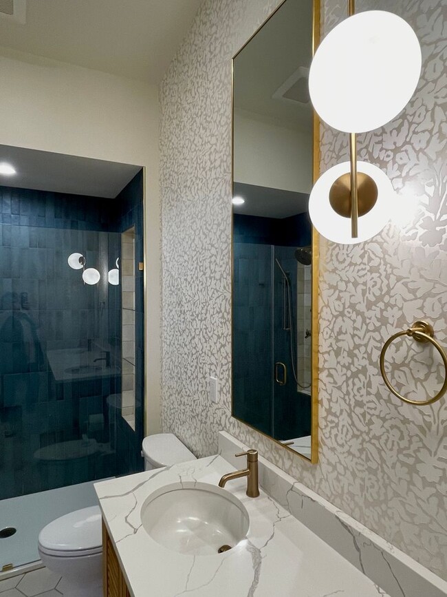 Building Photo - Absolutley stunning custom home in desirab...