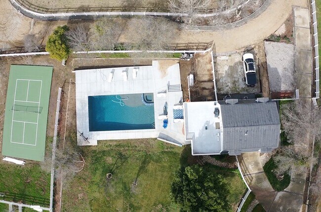 Building Photo - Great horse property in Del Luz!