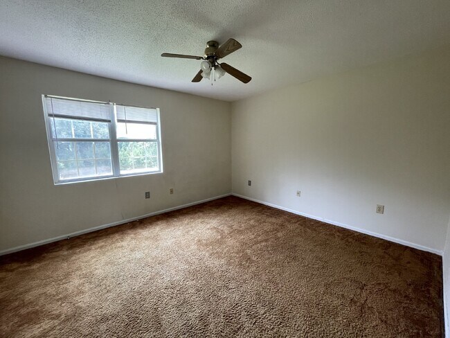 Building Photo - Townhouse For Rent