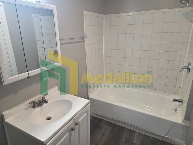 Building Photo - Spacious Studio with Hardwood Floors and Stainless Steel Appliances – Prime Milwaukee Ave Location