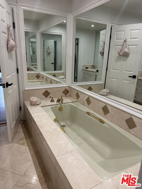 Building Photo - 324 N Palm Dr