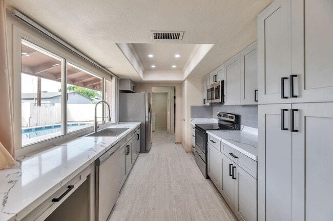 Building Photo - Spacious 6-Bedroom, 4-Bath Pool Home Near ASU Campus