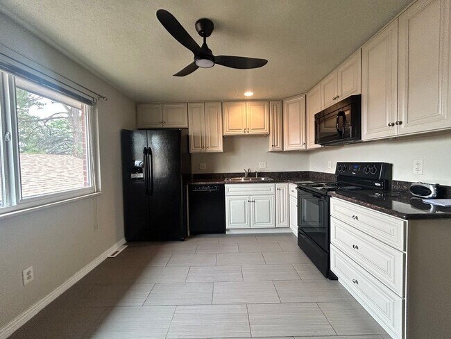 Building Photo - 2-Bed/1.5-Bath Longmont Townhome