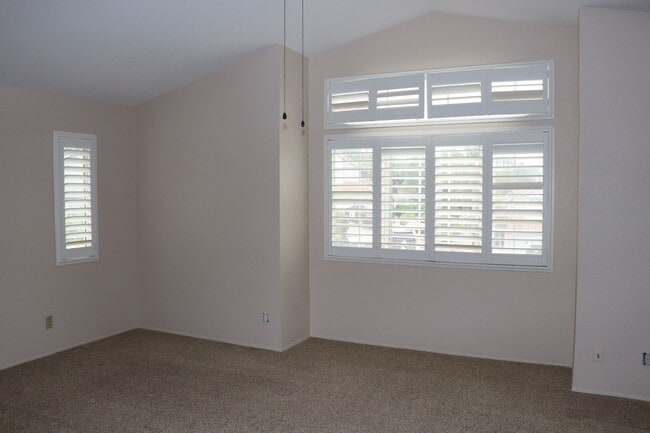 Building Photo - Spacious ALPINE 3 Bedroom 2.5 Bath 2 Story on a Cul De Sac