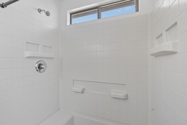 Building Photo - Bright & Inviting Tucson Home Near Davis-M...