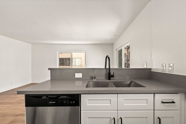 Building Photo - Berendo
