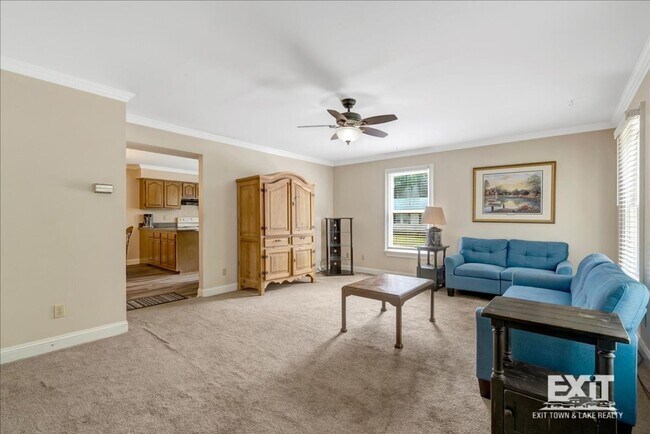 Building Photo - 3 Bedroom/1.5 Bath Duplex Convenient to To...