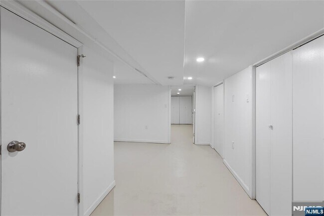 Building Photo - 676 Chestnut St