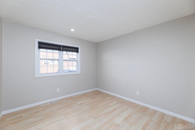 Building Photo - 52 Sharot St