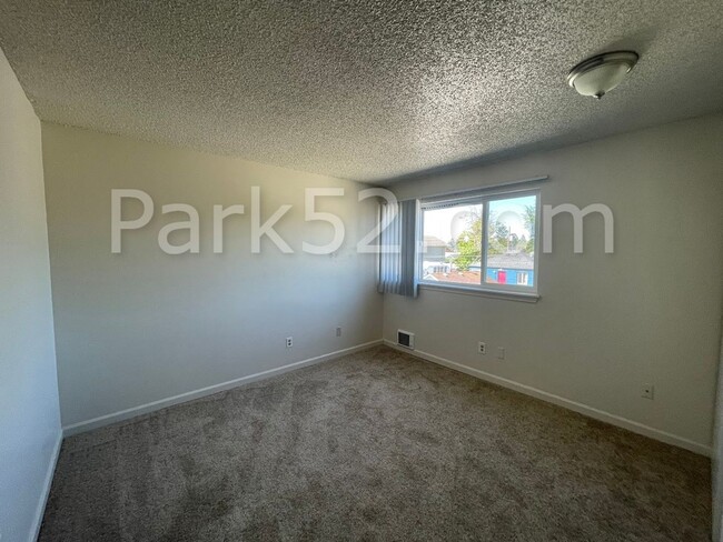 Building Photo - 2 Bedroom 1 Bathroom Upper Level Apartment...
