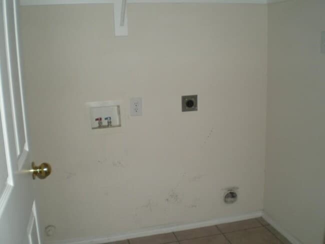 Building Photo - 2213 Willow Dr