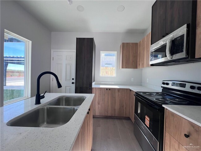 Building Photo - 27 Hilltop S Ave