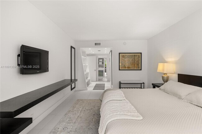 Building Photo - 101 Crandon Blvd