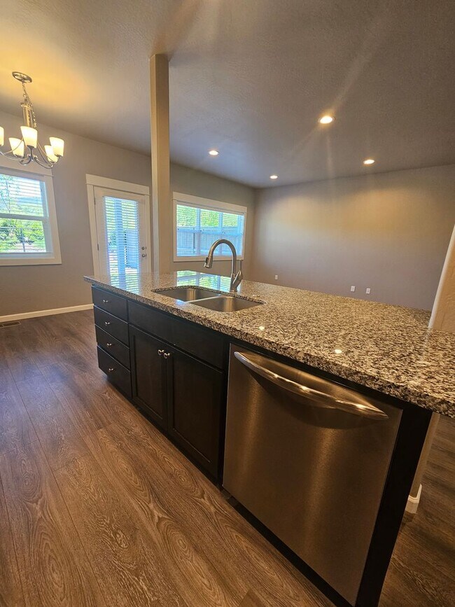 Building Photo - Beautiful Townhomes in East Medford