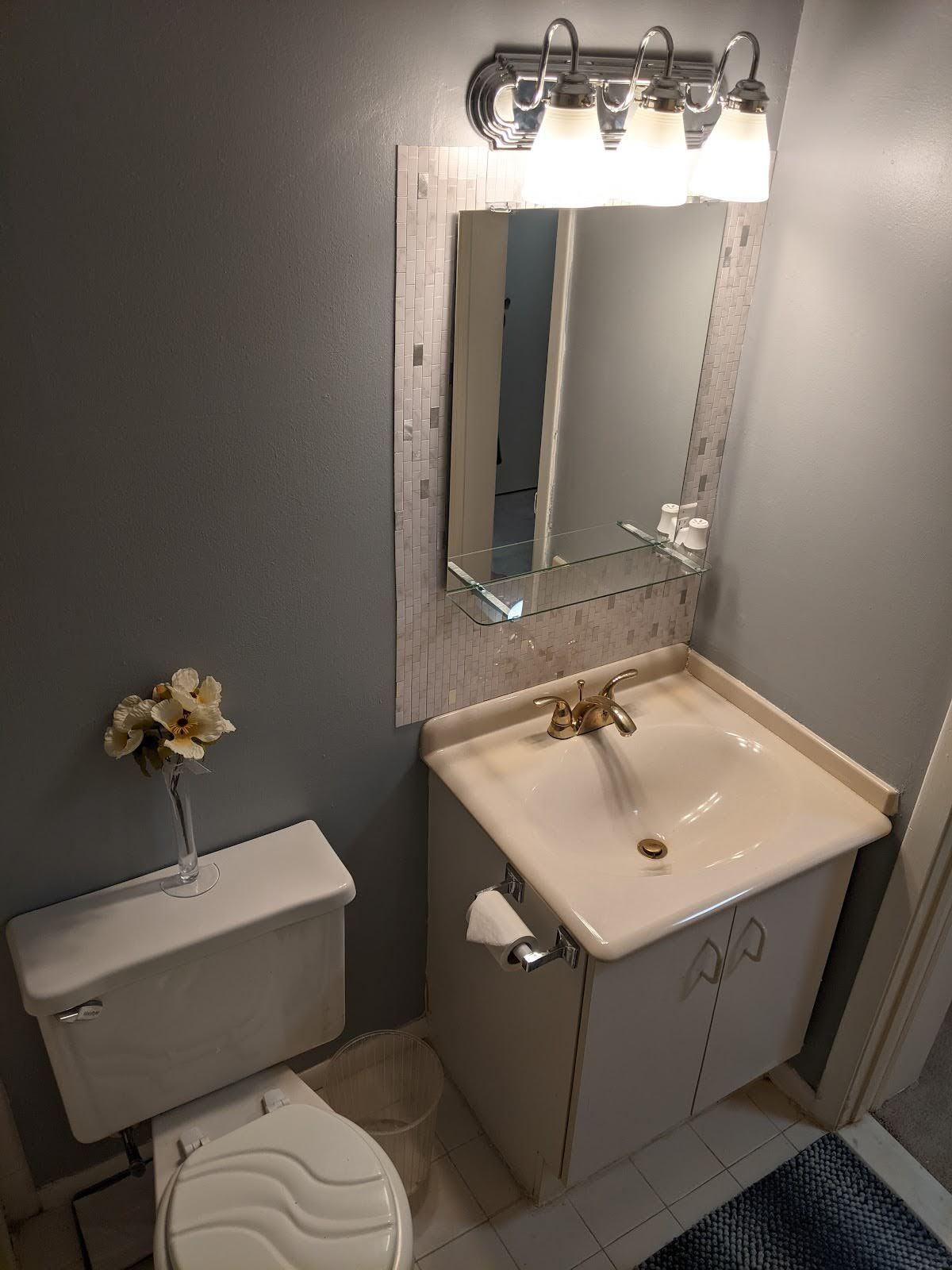 2nd bathroom - 6903 Jones View Dr