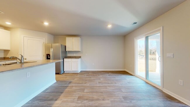 Building Photo - 4 bedroom Home in WATERSIDE!