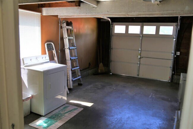 Building Photo - Charming 2 bed 1 bath Furnished, Utilities Included