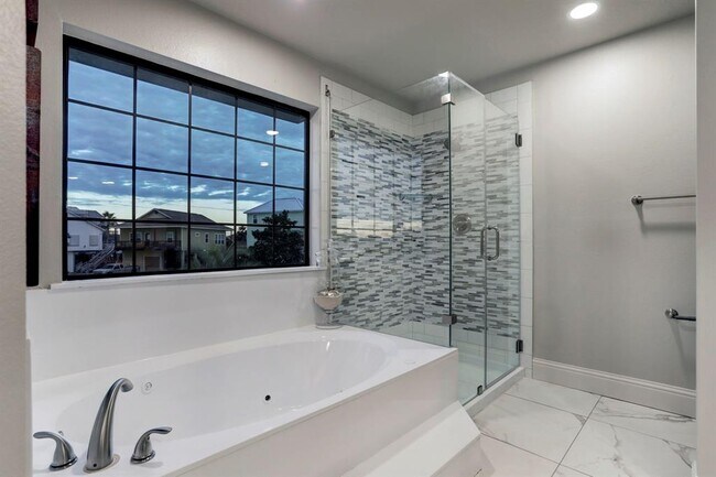 Building Photo - 1239 Hawaii Dr