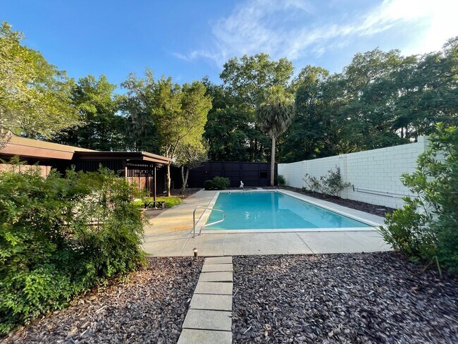 Building Photo - Mid-Century Modern Oasis on 5+ Acres – Pri...