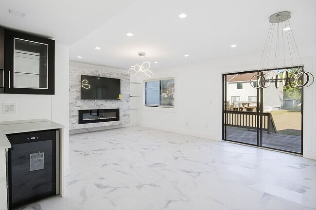 Building Photo - $200 RENT CREDIT | AVAILABLE NOW!