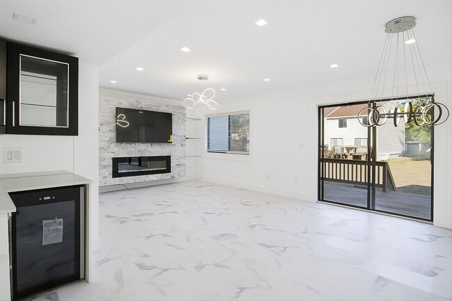 Building Photo - $200 RENT CREDIT | MOVE-IN READY! (Pet Friendly)