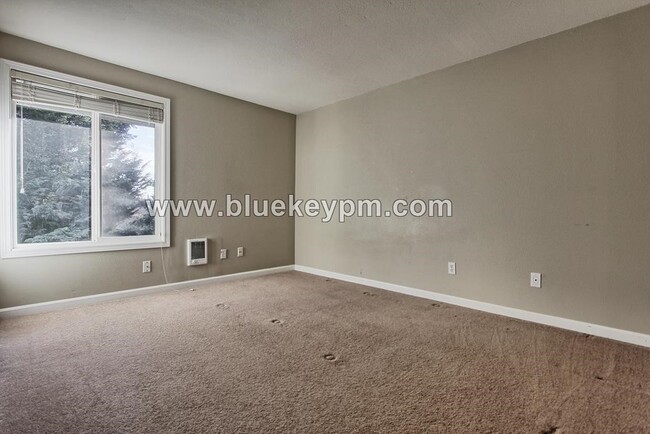 Building Photo - 3 Bed, 2.5 Bath with Bonus Room Near PCC R...