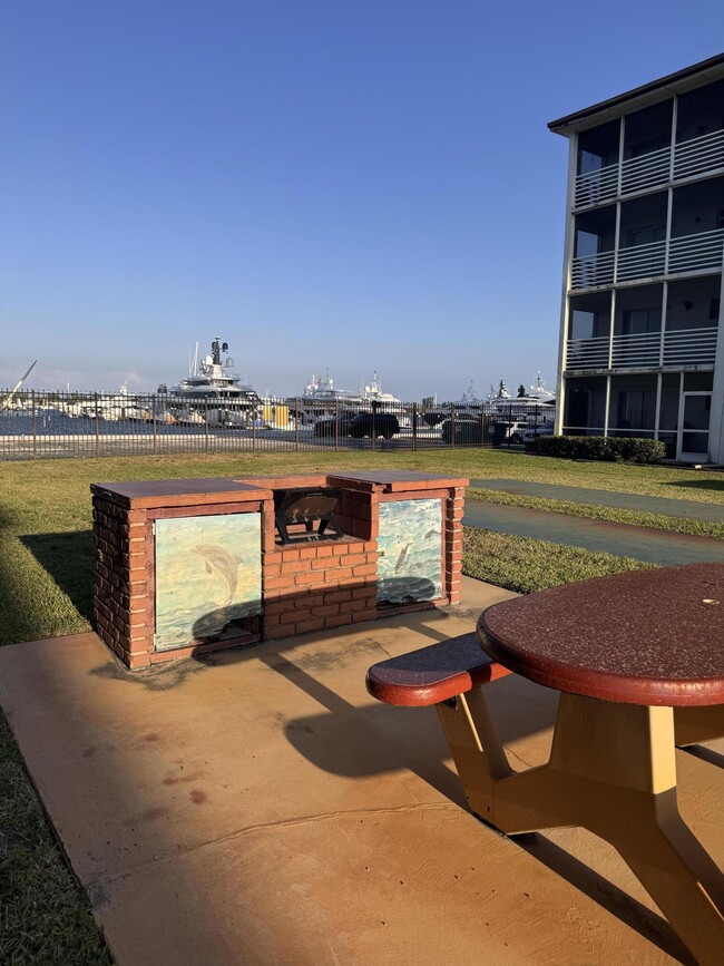 Building Photo - 4500 N Flagler Dr