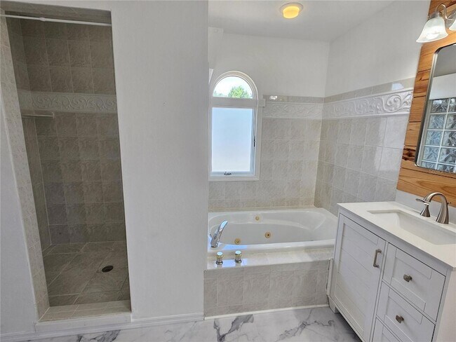 Building Photo - 341 Bayshore Dr