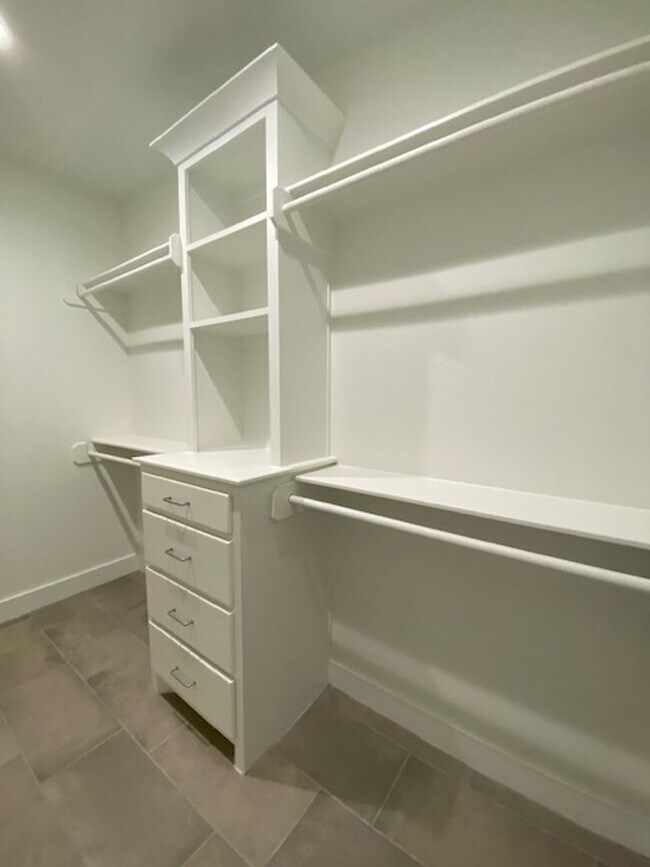 Building Photo - 3806 Negin Dr