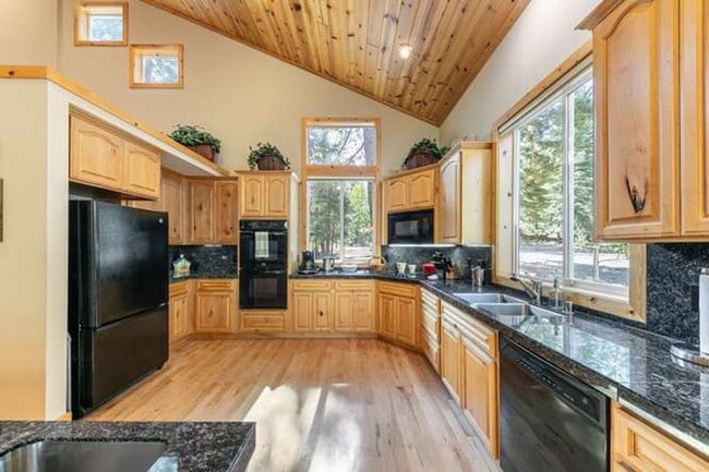Building Photo - 11400 Thelin Dr