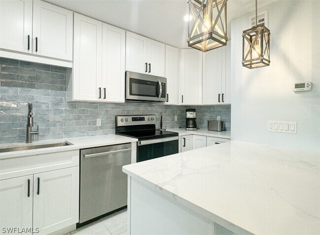 Building Photo - 788 Park Shore Dr