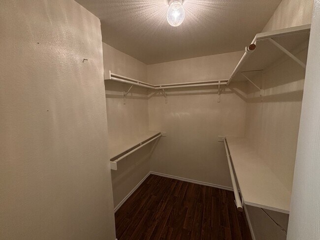 Building Photo - Move in Ready - 3 bedroom 2 bath 2 car garage