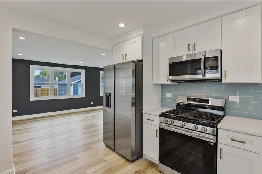 Building Photo - 9705 Oak Park Ave