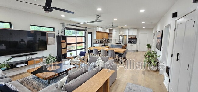 Building Photo - 2319 Drake Dr