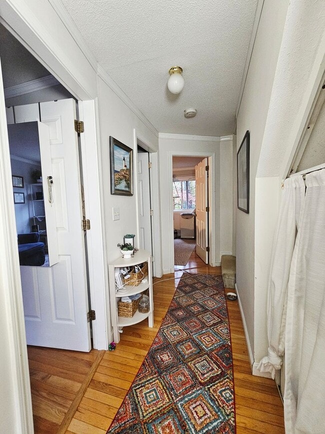 Building Photo - Spacious Portland 3BD/1.5BA Townhouse w/Deck