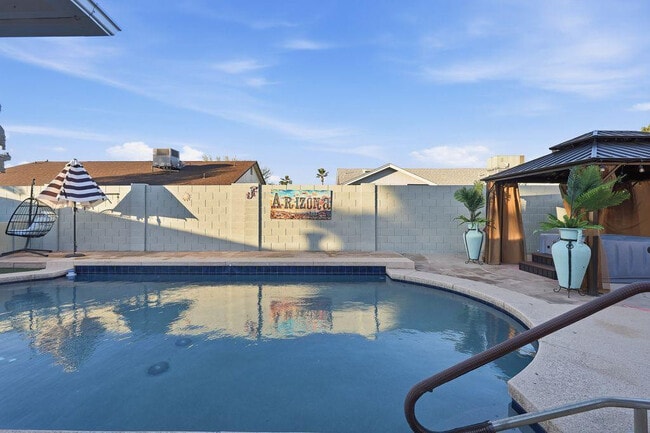 Building Photo - 7926 W Dahlia Dr